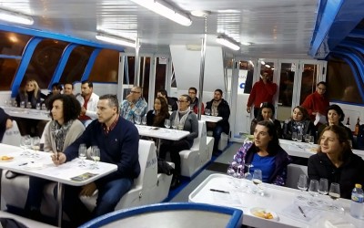 Una treintena de personas participan en la cata en catamarán por la Ría de Arousa organizada por la Ruta do Viño Rías Baixas