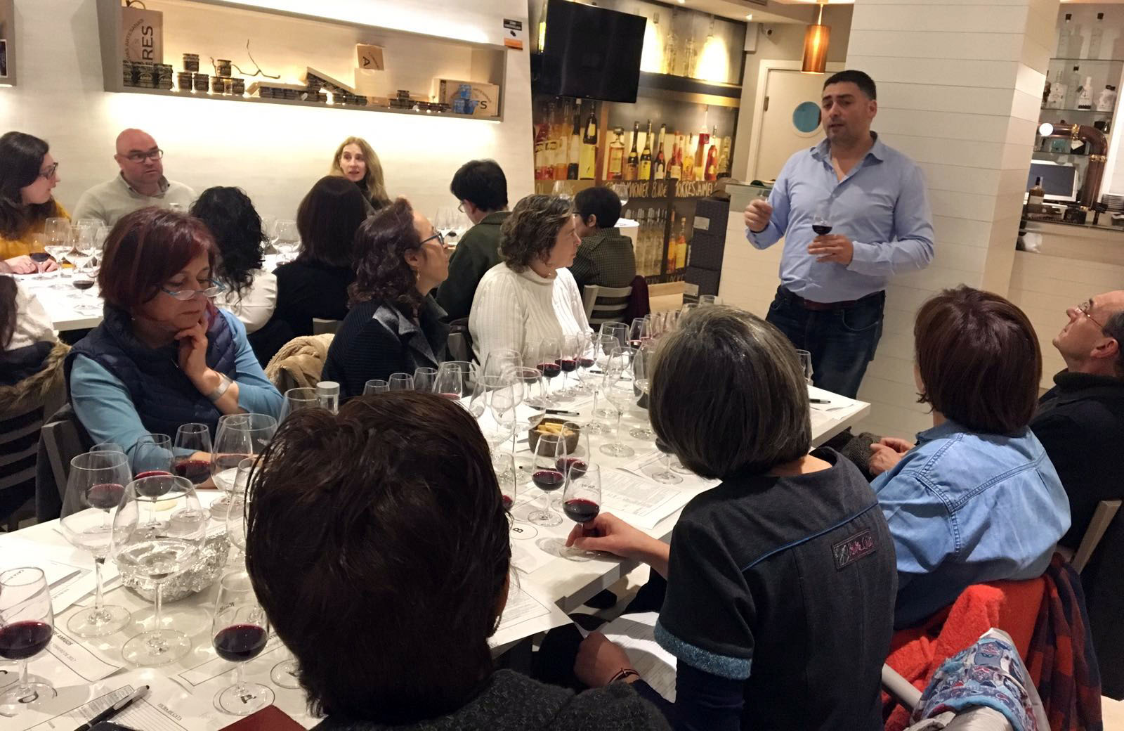 Una treintena de persona participó en la primera Cata entre Amigos que la Ruta do Viño Rías Baixas celebró en Santiago