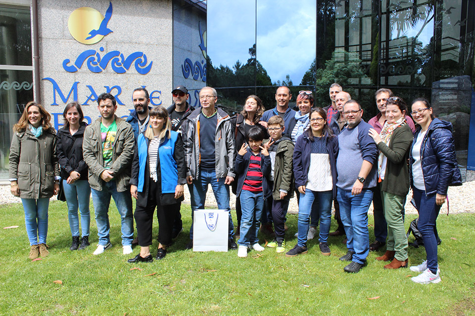 Una veintena de miembros de la Asociación de Personas Sordas de Santiago participan en una visita y cata comentada en lengua de signos en una bodega de la Ruta do Viño Rías Baixas