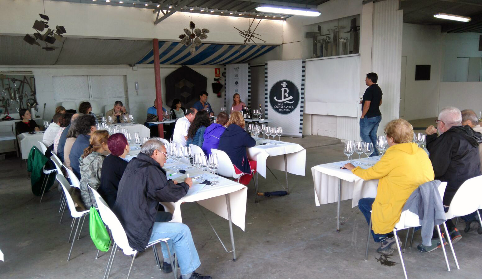 Treinta personas participaron en la cata organizada por la Ruta do Viño Rías Baixas dentro de las II Xornadas da Fundación Manolo Paz en Cambados