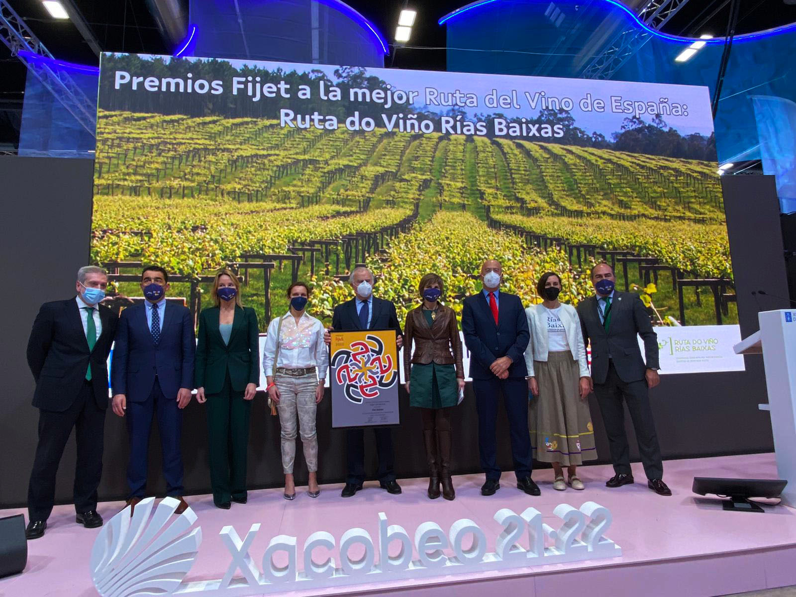 La Ruta do Viño Rías Baixas recibió hoy en el stand de Galicia en Fitur el premio FIJET España 2022  a la Mejor Ruta del Vino