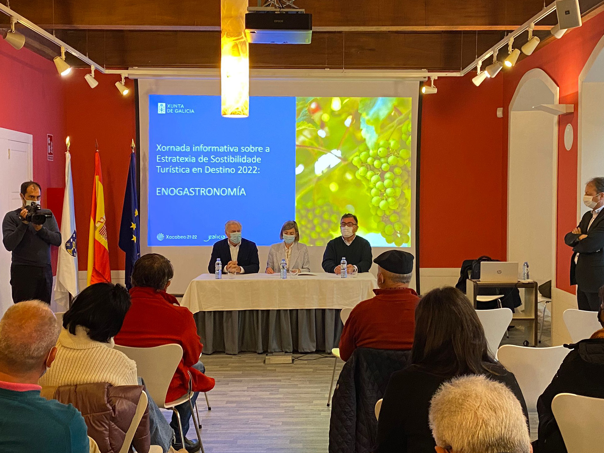 La directora de competitividad de Turismo de Galicia, María Baleato, se reúne con la Ruta do Viño Rías Baixas para tratar la Estrategia de Sostenibilidad Turística